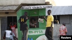 Wakazi wa kijiji cha Nyang'oma Kogelo huko Kenya, alikotoka baba wa aliyekuwa Rais wa Marekani Barack Obama. Picha na REUTERS/Thomas Mukoya.