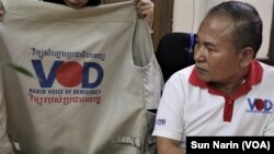 លោក ញឹម សុខន អ្នករាយការណ៍​ព័ត៌មាន​វីអូឌី ផ្តល់​បទសម្ភាសន៍​ដល់​អ្នក​សារព័ត៌មាន នៅ​ការិយាល័យ​ព័ត៌មាន​វីអូឌី ថ្ងៃទី១៣ ខែកុម្ភៈ ឆ្នាំ២០២៣។