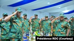 Ba officiers baike ba mampinga ma RDC bapesi losako na limpati bazalaki na yango makonzi ya ekolo Félix Tshisekedi na Cité ya Union africaine, Kinshasa, 18 sanza ya zomi 2023. (Présidece RDC)