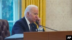 Arhiv - Američki predsjednik Joe Biden priča na telefon
