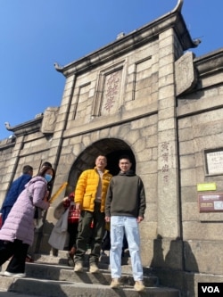 武汉异议人士、六四参与者张毅(左)和儿子张弘远。(照片提供: 张弘远)