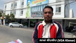 លោក ជៀម សីហា ផ្តល់បទសម្ភាសន៍ដល់អ្នកសារព័ត៌មានវីអូអេ នៅជិតការិយាល័យបុរីពិភពថ្មី ខណ្ឌកំបូល រាជធានីភ្នំពេញ កាលពីថ្ងៃទី១៥ ខែមីនា ឆ្នាំ២០២៤។ (លាស់ លីបលីប/ វីអូអេ)