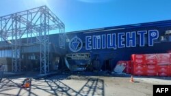 Puing-puing hypermarket yang hancur di kota Kherson, Ukraina selatan, di tengah invasi Rusia ke Ukraina. (Dina Pletenchuk / AFP)