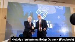 Претседателот на ДУИ Али Ахмети се ракува со претседателот на новоформираната партија Народно движење, Скендер Реџепи, по потпишувањето договор за коалицирање меѓу ДУИ и Народното движење во Скопје, Северна Македонија, 19 март, 2024 година.