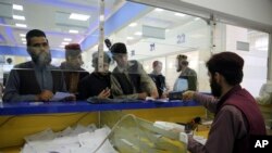 شماری از مراجعین افغان منتظر دریافت پاسپورت خود از اداره پست در کابل هستند