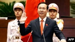 រូប​ថត​ផ្សាយ​ដោយ​ទីភ្នាក់ងារ​សារព័ត៌មាន​វៀតណាម VNA កាល​ពី​ថ្ងៃ​ទី​២ ខែ​មីនា ឆ្នាំ​២០២៣ នេះ បង្ហាញ​ប្រធានាធិបតី​វៀតណាម​ថ្មី​លោក Vo Van Thuong ស្បថ​ចូល​កាន់​តំណែង​នៅ​រដ្ឋសភា​ជាតិ​វៀតណាម​នៅ​ក្រុង​ហាណូយ។