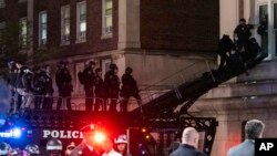 30일 뉴욕 경찰이 사다리차를 이용해 컬럼비아대 시위대가 점거하고 있는 해밀턴홀에 진입하고 있다. 