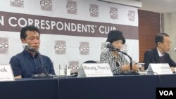 '1969년 칼(KAL)기 납치피해자가족회' 황인철 대표(왼쪽)가 18일 윤석열 대통령에게 사건 진상 조사와 피해자 송환 노력을 촉구하는 공개서신을 보낸 후 기자회견을 열었다. 기자회견에는 대북인권단체 ‘물망초’의 박선영 이사장(가운데)도 참석했다.