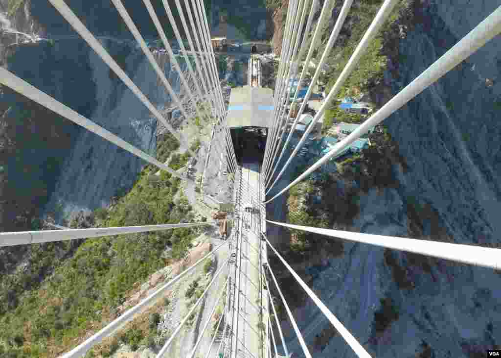 Aerial view of the tunnel and Anji Khad Bridge, one of the important bridges for the Udhampur-Srinagar-Baramulla Rail Line in Kashmir. (Bilal Hussain/VOA)