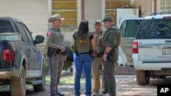 Para petugas penegak hukum tampak berada di lokasi kejadian insiden penembakan di Cleveland, Texas, pada 30 April 2023. Insiden yang terjadi pada 28 April itu menewaskan lima orang warga. (Foto: AP/David J. Phillip)