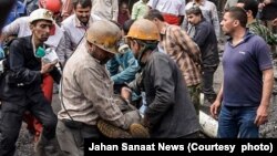 معدنچیان در حال خروج پیکر یکی از همکاران کشته شده خود هستند