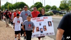 20 yil avval bedarak yo'qolgan Tiffani Rid suratlari bilan namoyish, Nyu-Meksiko shtati, 5-may, 2024. 