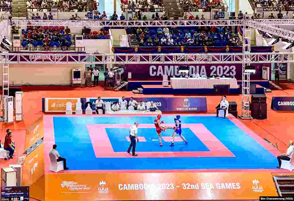 ការ​ប្រកួត​ប្រដាល់​រវាង​កម្ពុជា-ថៃ ដោយ​កម្ពុជា​ពណ៌​ក្រហម និង​ថៃ​ពណ៌​ខៀវ នៃ​ការ​ប្រកួត​កីឡា​ស៊ីហ្គេម​លើក​ទី​៣២ នៅ​ពហុកីឡ​ដា្ឋន​មរតក​តេជា ក្នុង​រាជធានី​ភ្នំពេញ នៅថ្ងៃទី១៣ ខែឧសភា ឆ្នាំ២០២៣។ (ស៊ឹម ចាន់សំណាង/វីអូអេ)