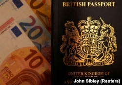 Paspor Inggris dan uang kertas Euro terlihat dalam foto ilustrasi yang diambil pada 11 Desember 2020. (Foto: REUTERS/John Sibley)