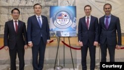 일라이 래트너(오른쪽 두번째) 미 국방부 인도태평양안보차관보와 허태근(왼쪽 두번째) 한국 국방부 국방정책실장 등 미한 국방 당국자들이 워싱턴 D.C.에서 회동하고 있다. (자료사진=한국 국방부 제공)