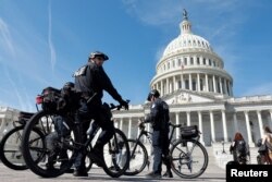 Petugas keamanan memperketat penjagaan di sekitar gedung Capitol, Washington, D.C., AS, 21 Maret 2023, untuk mempersiapkan kemungkinan dakwaan terhadap mantan Presiden AS Donald Trump. (REUTERS/Jonathan Ernst)