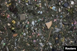 Sampah domestik mengambang di aliran sungai Citarum di Bandung, 15 Maret 2021. (REUTERS/Willy Kurniawan)