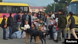 Qarabağı tərk etməyə hazırlaşan erməni sakinlər Xankəndi mərkəzində avtobuslar gözləyərkən. (25 sentyabr, 2023) 