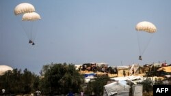 Падобранви со хуманитарна помош во Кан Јунис во близина на шаторите што ги засолнуваат Палестинците раселени поради конфликтот во јужниот дел на Појасот Газа, 4 јуни 2024 година.