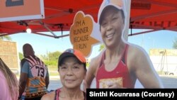 ຍານາງ ສິນທີ ກຸນຣາຊາ, ຖ່າຍຮູບກັບ ໂພສຄາດທີ່ສະແດງໃຫ້ເຫັນວ່າ ທ່ານນາງກໍາລັງແລ່ນ.