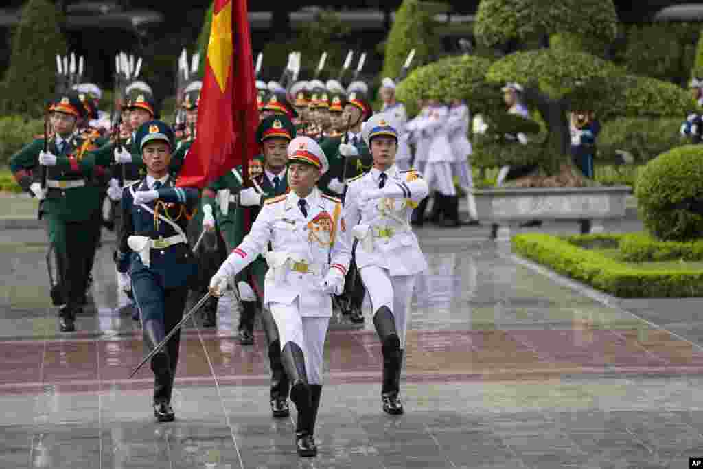 ក្បួន​ទាហានវៀតណាម​អបអរការ​មកដល់​របស់​លោក​ Joe Biden​ ប្រធានាធិបតី​សហរដ្ឋអាមេរិក​ក្នុង​ដំណើរ​ទស្សនកិច្ច​មក​កាន់ប្រទេស​ខ្លួនក្នុងរដ្ឋ​ធានី​ហាណូយ ប្រទេស​វៀតណាម​កាលពីថ្ងៃ​អាទិត្យ​ទី​១០​ កញ្ញា ឆ្នាំ​២០២៣។(AP Photo/Evan Vucci)