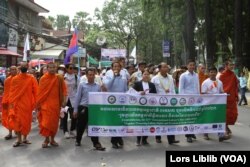 ប្រជាពលរដ្ឋ​ចូលរួម​ទិវា​ពលកម្ម​អន្តរជាតិ​លើក​ទី១៣៧ នៅ​រាជធានី​ភ្នំពេញ នៅ​ថ្ងៃទី១ ខែឧសភា ឆ្នាំ២០២៣។ (លាស់ លីបលីប/វីអូអេ)