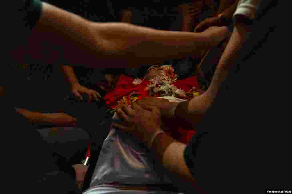 សាកសព​យុវជន Ahmad Ghaleb អាយុ ១៦ ឆ្នាំ ត្រូវ​បាន​គេ​សែង​យក​ទៅកាន់​ព្រះវិហារ​អ៊ិស្លាម​នៅ​ជំរំ​ជនភៀសខ្លួន Qalandia ដើម្បី​​បួងសួង​​មុន​ពិធី​បុណ្យ​សព&nbsp;កាល​ពី​ថ្ងៃ​ទី២៤ ខែតុលា ឆ្នាំ២០២៣។