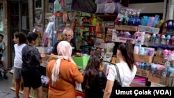 Veliler ekonomik kriz nedeniyle okul masraflarını karşılayamamaktan şikayet ediyor.
