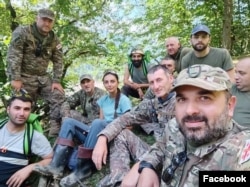 მოხალისეები და თავდაცვის სამინისტროს ჯარისკაცები შოვში