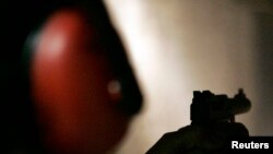 Foto ilustrasi seseorang sedang menembakkan senjatanya di tempat latihan tembak Rink's Gun and Sport di Chicago, 26 Juni 2008. Insiden penembakan kembali terjadi di Christiana Mall, Delaware, Sabtu, 8 April 2023. (Foto: Frank Polich/Reuters)