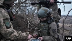 우크라이나군에 자원 입대한 병사들이 11일 동부 격전지 바흐무트 전선에서 러시아 정규군과 용병업체 바그너 그룹 소속 병력을 상대로 임무를 수행하고 있다. 