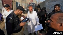 اسلام اباد کې د افغاسنتان سفارت چې د طالبانو له خوا اداره کیږي ویلي چې پولیسو په دغه ښار کې د جنورۍ د روانې میاشتې په لومړۍ اونۍ کې تر ۸۰۰ پورې افغان کډوال نیولي او افغانستان ته یې ستانه کړي دي. 