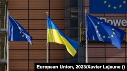 უკრაინის დროშა ევროპის კომისიის შენობის წინ