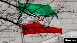 FILE - Bendera Iran di Kedutaan Besar Iran di Berlin, Jerman, 1 Desember 2011. 
