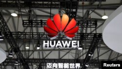 Depuis 2019, les États-Unis considèrent Huawei comme une menace pour leur sécurité nationale et lui imposent des restrictions commerciales.