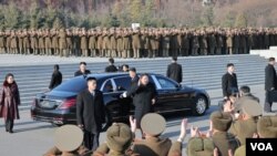 올해 2월 김정은 북한 국무위원장의 새로운 메르세데스-마이바흐 S클래스가 보인다. 해당 모델의 가격은 약 3억원으로 알려져있다. (사진출처: 조선중앙통신)