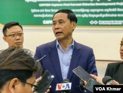 អគ្គនាយក​រដ្ឋបាល​ជល​ លោក ​ពុំ សុថា ថ្លែងទៅកាន់​អ្នកសារព័ត៌មាន​នៅ​ក្រសួង​កសិកម្ម​ ក្នុងទីក្រុង​ភ្នំពេញ​ ថ្ងៃទី​១៧​ ខែកញ្ញា​ ឆ្នាំ​២០២៣។ (ហ៊ុល រស្មី/ VOA)