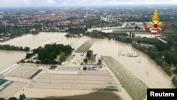Kawasan terdampak banjir setelah hujan lebat melanda Emilia Romagna di Massa Lombarda, Italia, 2 Mei 2023. (Vigili del Fuoco/Handout via REUTERS)