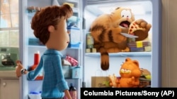 ภาพจาก Sony Pictures เผยให้เห็นตัวละครจอน, วิค, และการ์ฟิลด์ ในภาพยนตร์แอนิเมชั่น "The Garfield Movie." (Columbia Pictures/Sony via AP)