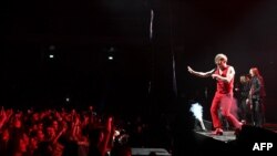 อิกอร์ บอร์ทนิค นักร้องนำและผู้ร่วมก่อตั้งวง Bi-2 ขณะแสดงคอนเสิร์ตที่กรุงวอร์ซอว์ โปแลนด์ เมื่อวันที่ 16 มีนาคม 2024