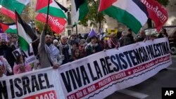 Para demonstran pro-Palestina berpawai di Madrid, Spanyol di tengah serangan Israel ke selatan Jalur Gaza, 2 Desember 2023. (Foto: Paul White/AP Photo)