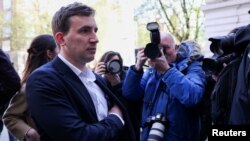 被指控为中国从事间谍活动的克里斯托弗·卡什 (Christopher Cash) 抵达英国伦敦威斯敏斯特地方法院 。（2024年4月26日）