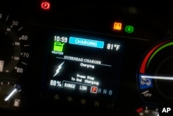 Bus listrik Otoritas Transit Chicago mengisi daya di garasi West Side, Chicago, Selasa, 14 Februari 2023. (AP/Erin Hooley)