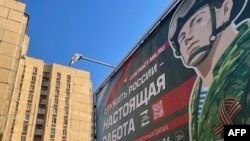 ARHIVA - Bilbord u Sankt Peterburgu na kojem se promoviše vojna služba (Foto: Kirill KUDRYAVTSEV / AFP)

