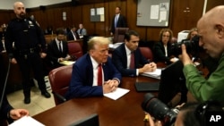 Bivši predsjednik Donald Trump čeka početak svog krivičnog suđenja na krivičnom sudu na Menhetnu u Njujorku, 6. maja 2024.