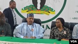 Ministan yada labari, (tsakiya) Muhammad Idris