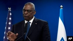 로이드 오스틴 미 국방장관이 18일 텔아비브에서 요아브 갈란트 이스라엘 국방장관과 회동 직후 공동 성명을 발표하고 있다. 