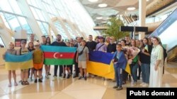 Ukraynda müharibədən əziyyət çəkən 30 uşaq Azərbaycana gətirilib (Mənbə: Ukraynanın Azərbaycandakı səfirliyi)