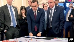 美国众议院美国与中国共产党战略竞争特设委员会在国会山举行台海兵棋推演。(2023年4月19日）