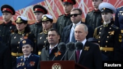 블라디미르 푸틴(마이크 앞) 러시아 대통령이 9일 모스크바 전승절 행사에서 연설하고 있다. 